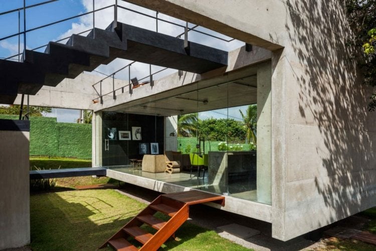 holz-beton-wohnzimmer-grosse-fenster-gelaender-metall