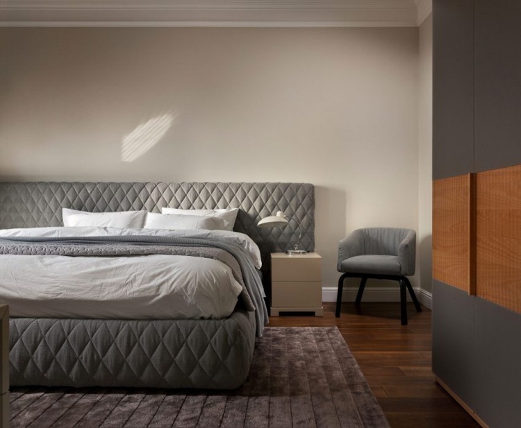 holz-boden-modern-gemuetlich-schlafzimmer-grau-polsterbett