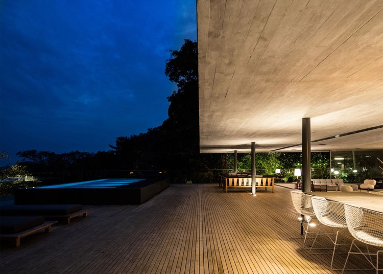 infinty-pool-terrasse-haus-urwald-brasilien-beton-holzdielen