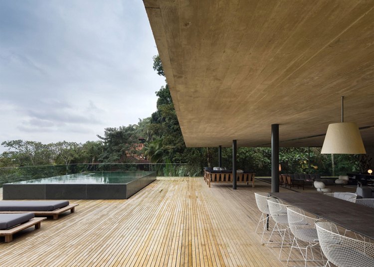 infinty-pool-terrasse-haus-urwald-brasilien-terrassendielen-beton