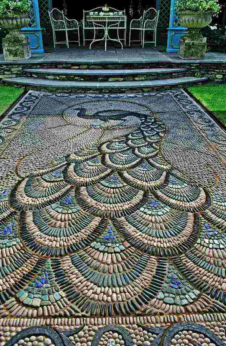 kieselstein-mosaik-einzigartig-diy-pfau-pfauenschwanz-dekorativ-terrasse-stufen