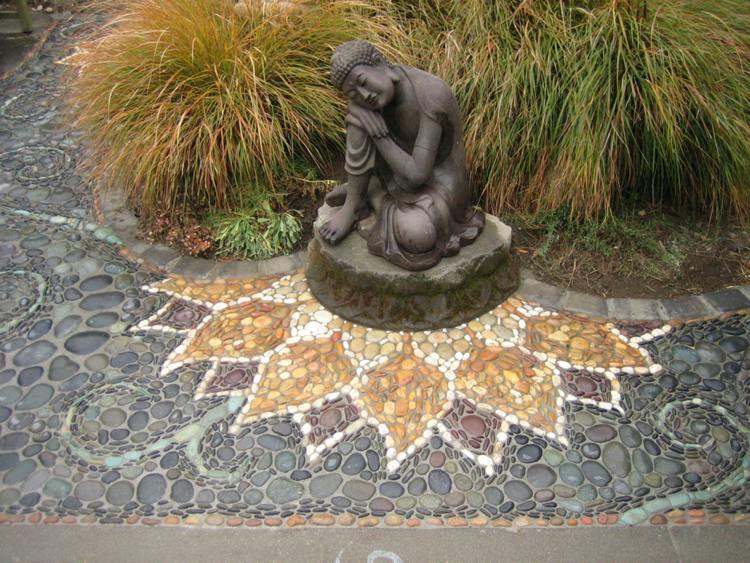 kieselstein-mosaik-lotusbluete-gelb-orientalische-buddha-statue