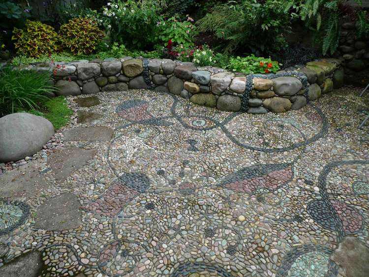 kieselstein-mosaik-muster-blaetter-bepflanzung-hochbeet-natuerlich-look