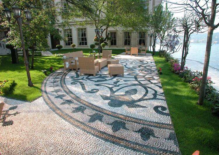 kieselstein mosaik patio-elegant-terrasse-tulpen-motive
