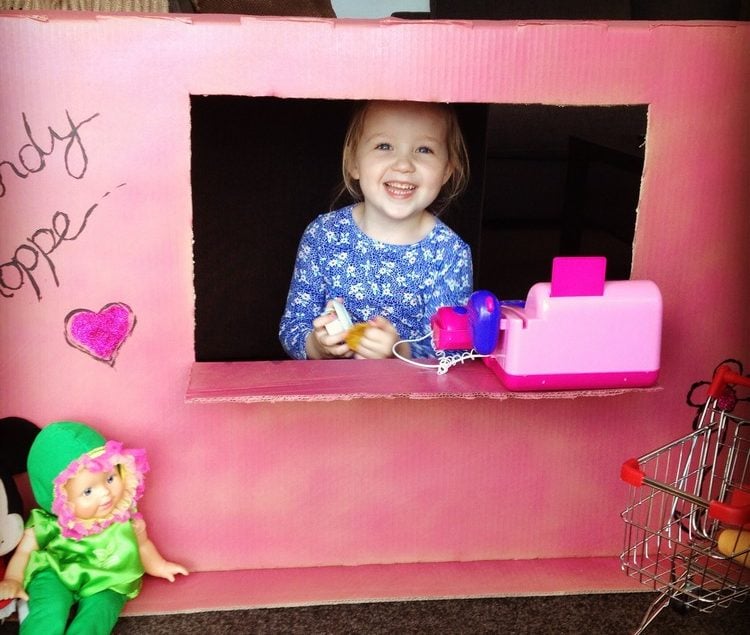 Kinder Kaufladen karton-rosa-selber-bauen-kinderzimmer-kasse-einkaufswagen-puppe