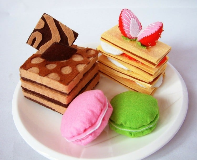kinderkueche-zubehoer-dessert-kekse-kuchen-verspielt-farben