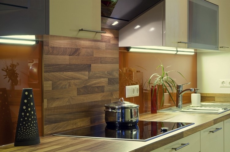 Küchenrückwand aus Holz arbeitsplatte-cerankochfeld-fliesenspiegel-glas-arbeitsplatte