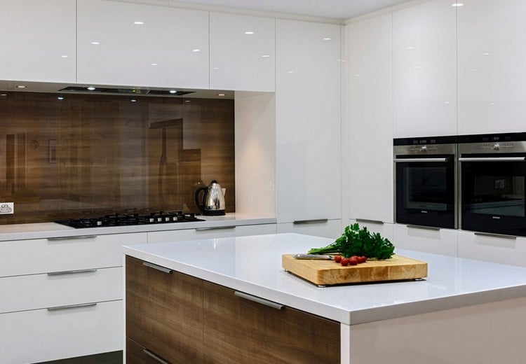 küchenrückwand-holz-hinter-glas-leichte-reinigung-glänzende-küchenfronten