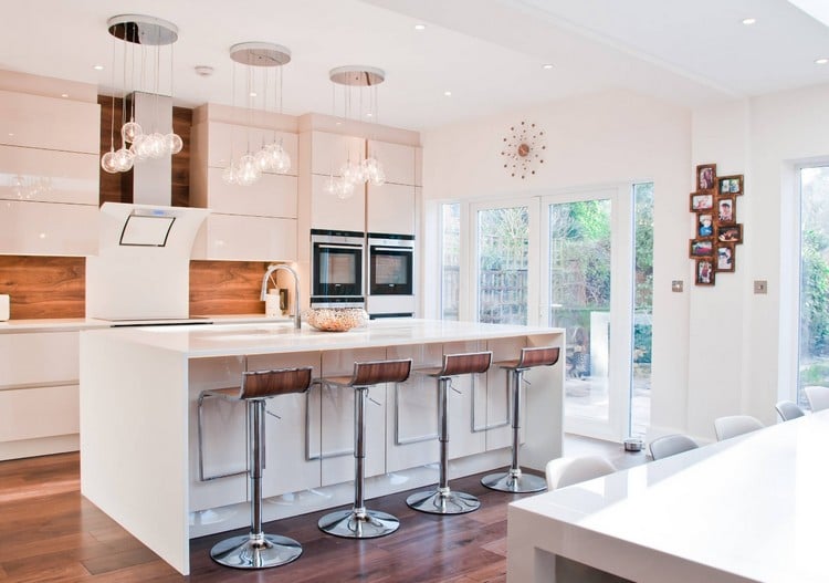Küchenrückwand aus Holz küche-weiß-braun-elegante-pendelleuchten-kücheninsel