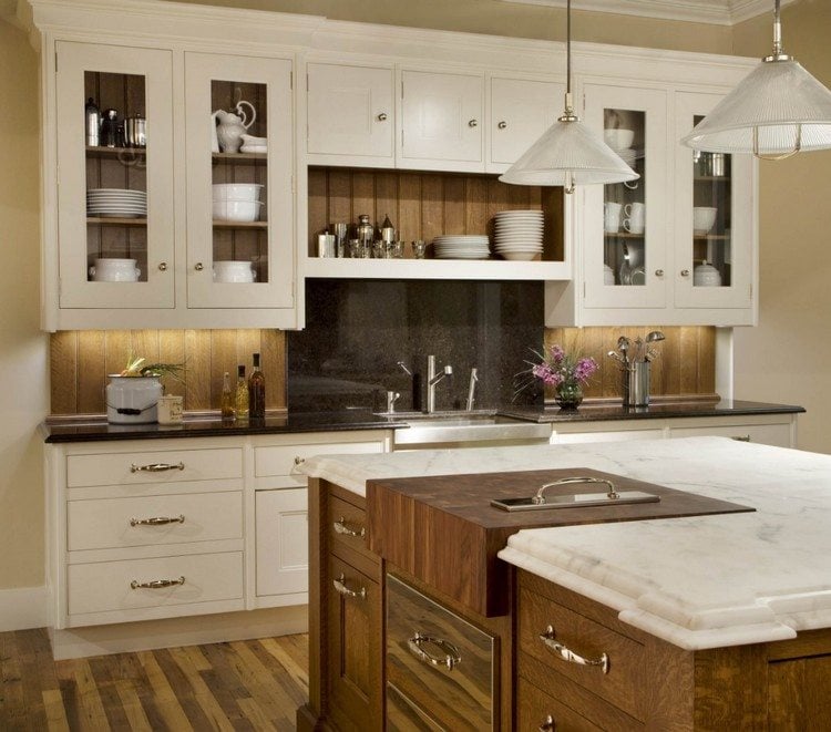küchenrückwand-holz-marmor-arbeitsplatten-weiß-schwarz-kochinsel