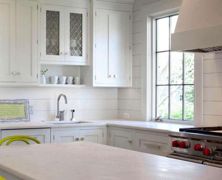 küchenrückwand-holz-sperrholz-weiß-gestrichen-weisse-küchenschränke-fenster