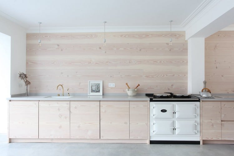 küchenrückwand-holz-tannenholz-grifflose-küchenunterschränke-skandinavischer-stil