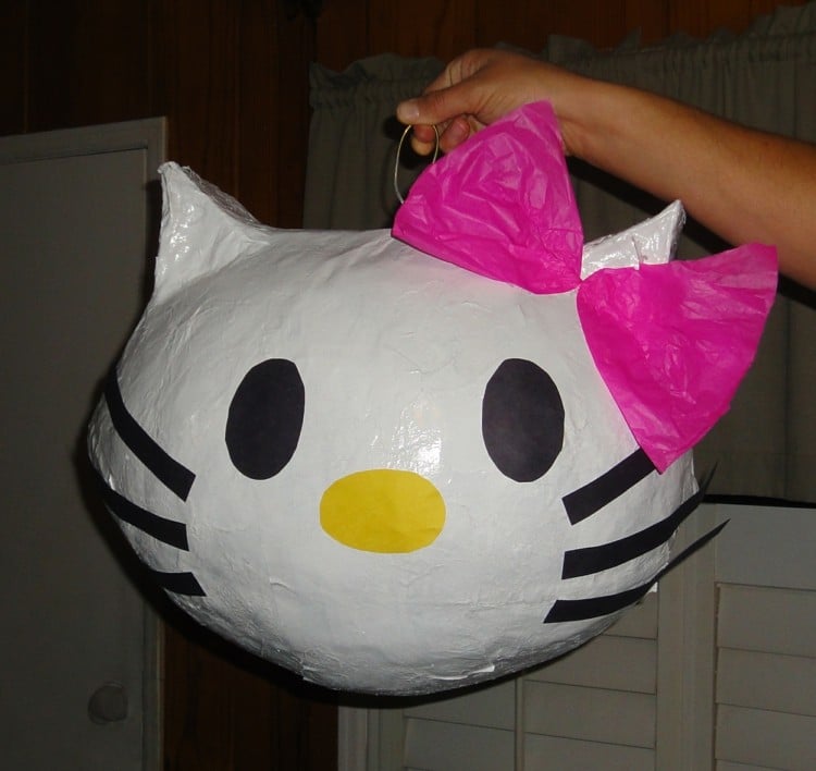 laterne-basteln-hello-kitty-luftballon-idee-laternenumzug-kinder-mädchen-schleife
