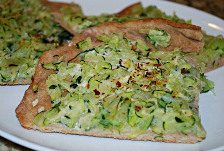 low-carb-rezepte-abendessen-zucchini-pizza-vegetarisch