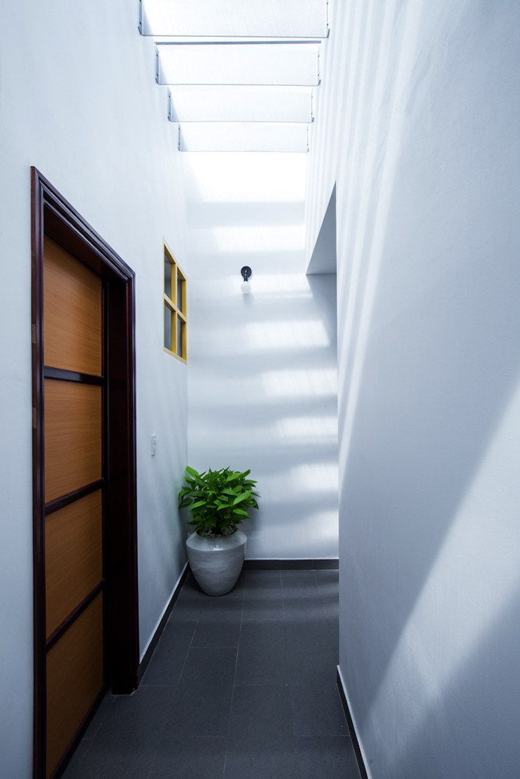 minimalistische-architektur-innenbegrunung-flur-diele-grau-dachfenster