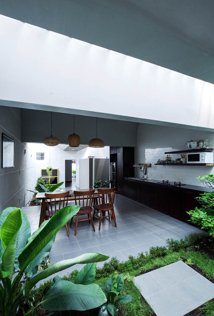 Minimalistische Architektur -innenbegrunung-kueche-schwarz-essbereich-dachfenster
