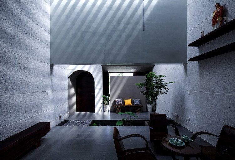 minimalistische-architektur-innenbegrunung-wohnraum-grau-tageslicht-lichtdurchfluss-puristisch