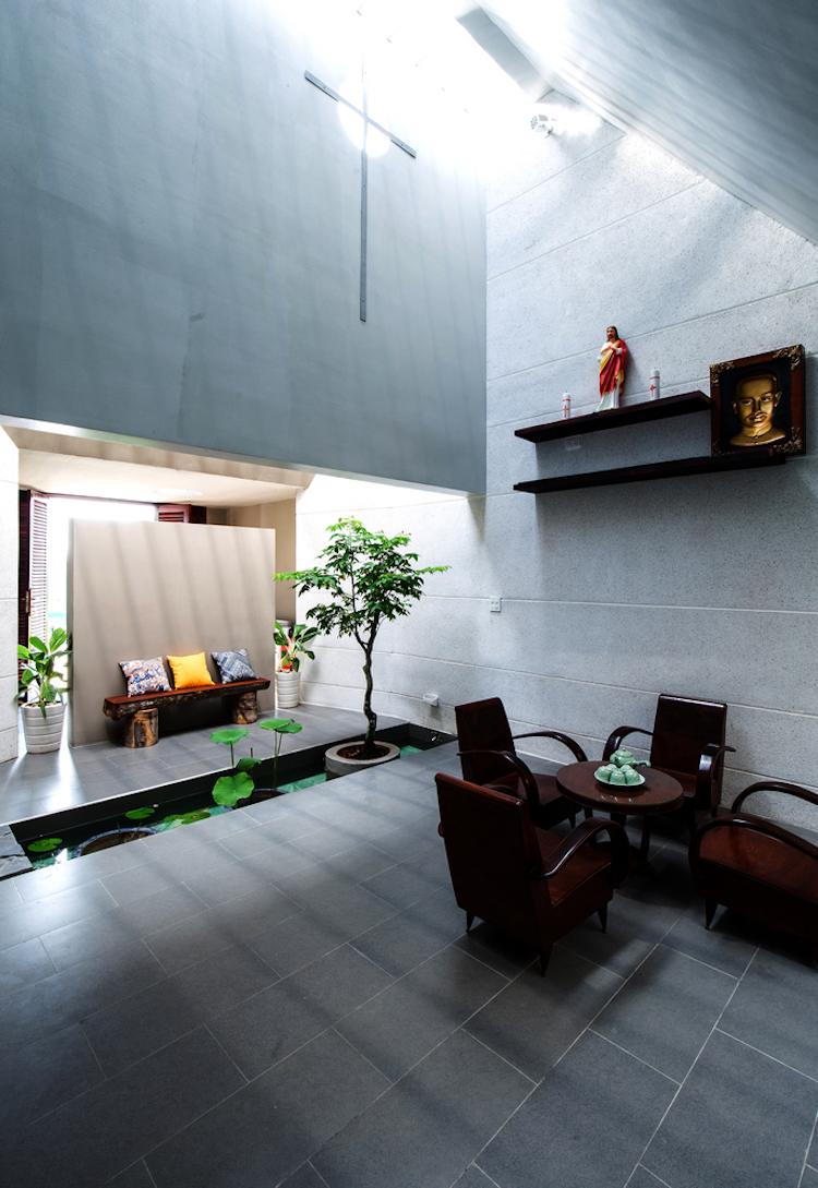 minimalistische-architektur-innenbegrunung-wohnzimmer-dachfenster-tageslicht-teich