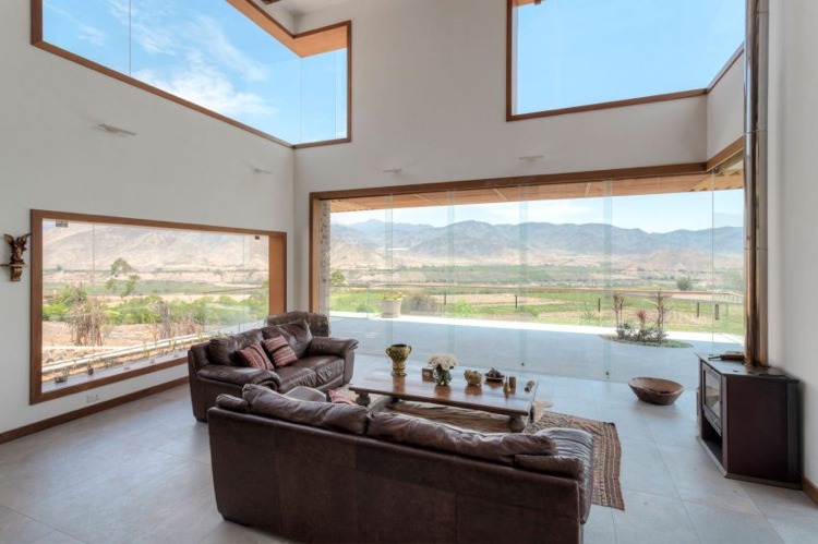 moderne-bauweise-wohnzimmer-panoramafenster-verglasung-leder-couch