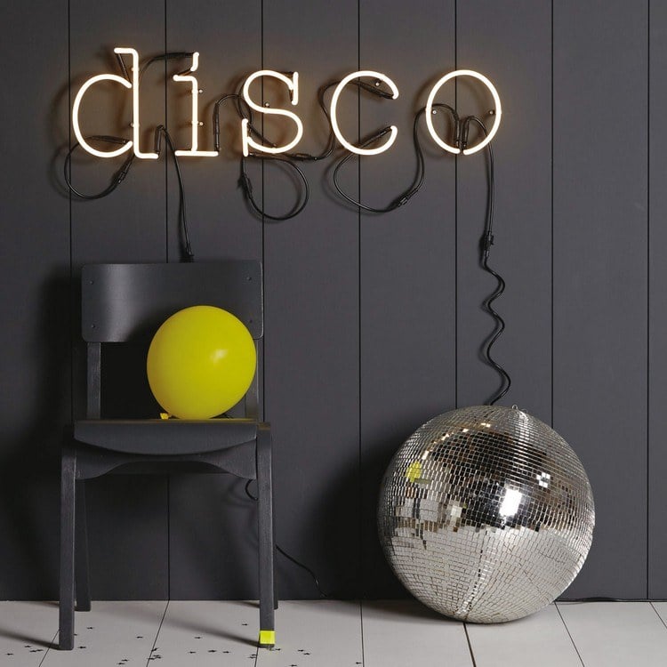 Schriftzug aus Neonlampen leuchtende-party-schild-disko-gelbes-ballon-discokugel