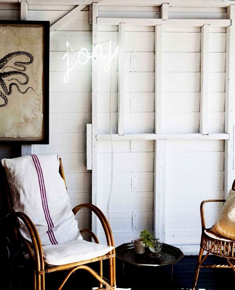 Schriftzug aus Neonlampen veranda-deko-outdoor-möbel-sessel-beistelltisch
