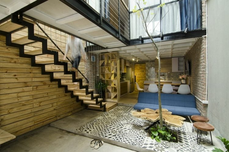 offene treppe aus holz wohnzimmer-couchtisch-baumstamm-design