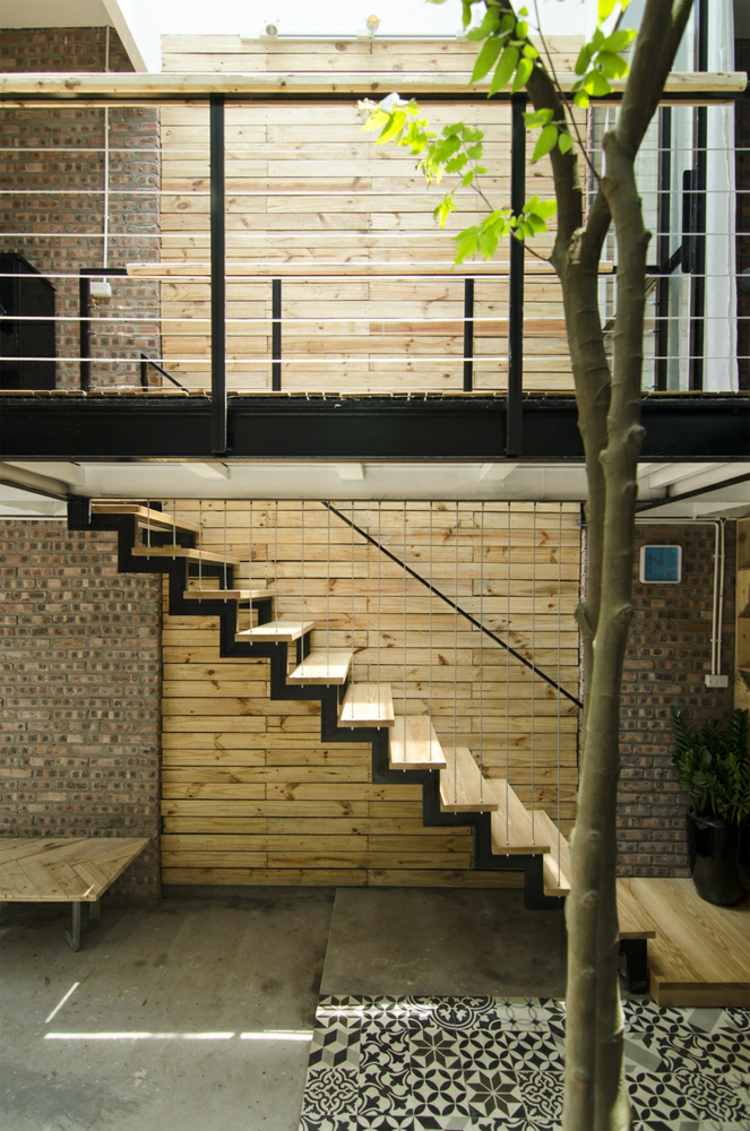 offene-treppe-holz-etage-treppenhaus-idee-grau-farben-baum