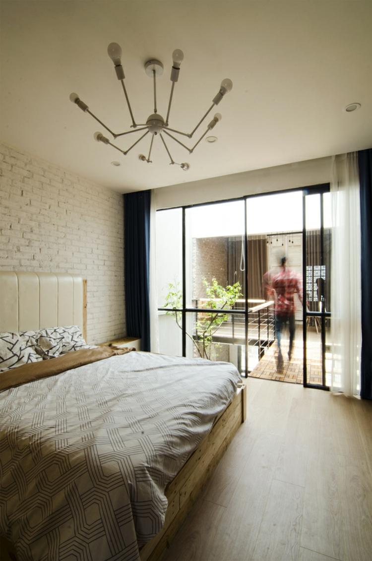 offene-treppe-holz-komfort-schlafzimmer-bett-kronleuchter-modern-fensterfront
