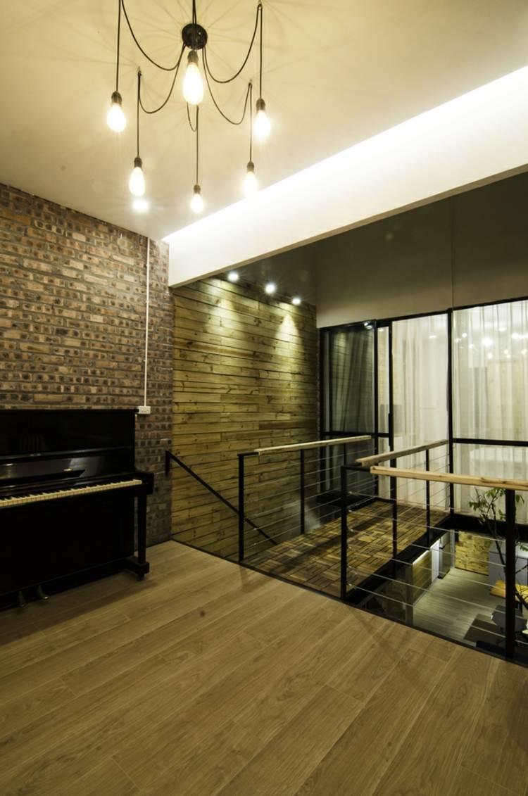offene-treppe-holz-parkett-klavier-glaswand-schlafzimmer