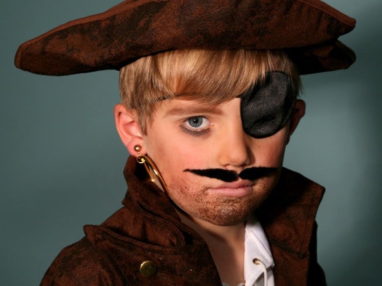 Pirat schminken fasching-junge-kind-dreitagebart