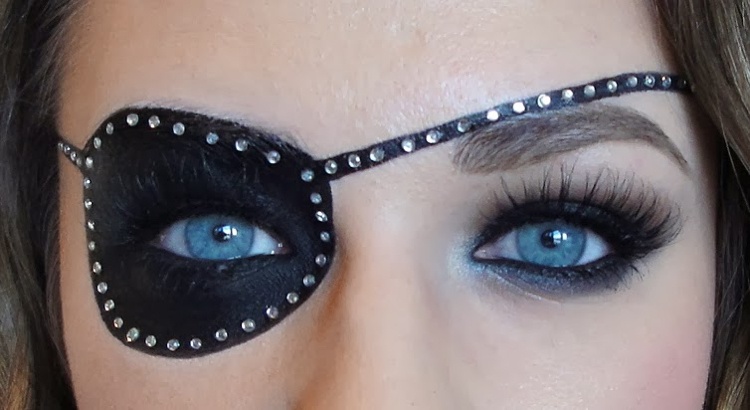piraten make up frau Augenklappe mit Strassteinchen blaue Augen