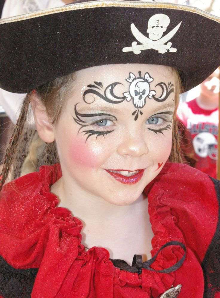 Pirat schminken kind-mädchen-totenkopf-zeichen-glitzer