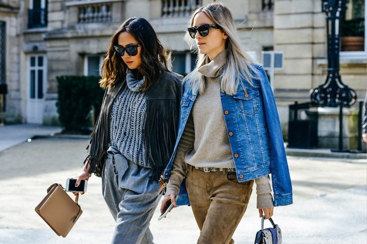 Rollkragenpullover für Damen -herbst-outfits-street-style-jeans-jacke-fransen