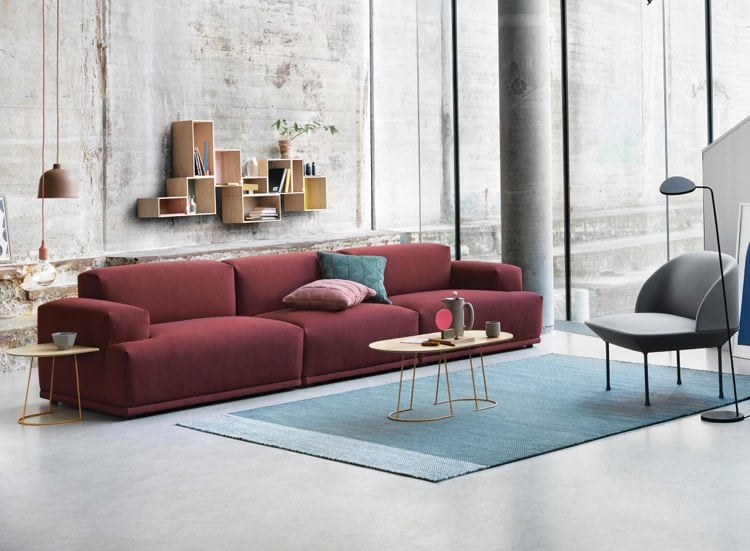 Rote Couch blauer-teppich-estrich-bodenbelag