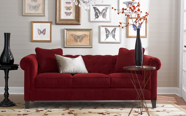 rote-couch-greige-wandfarbe-deko-bilderrahmen-schmetterlinge