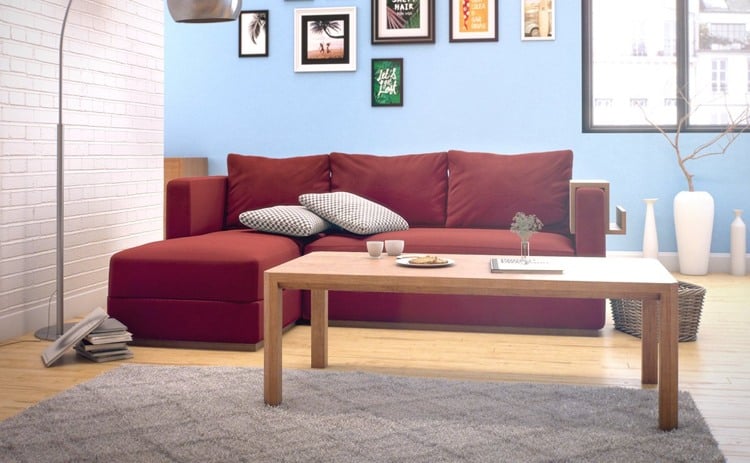 Rote Couch hellblaue-wandfarbe-weisse-ziegelwand-heller-holzboden-grauer-teppich