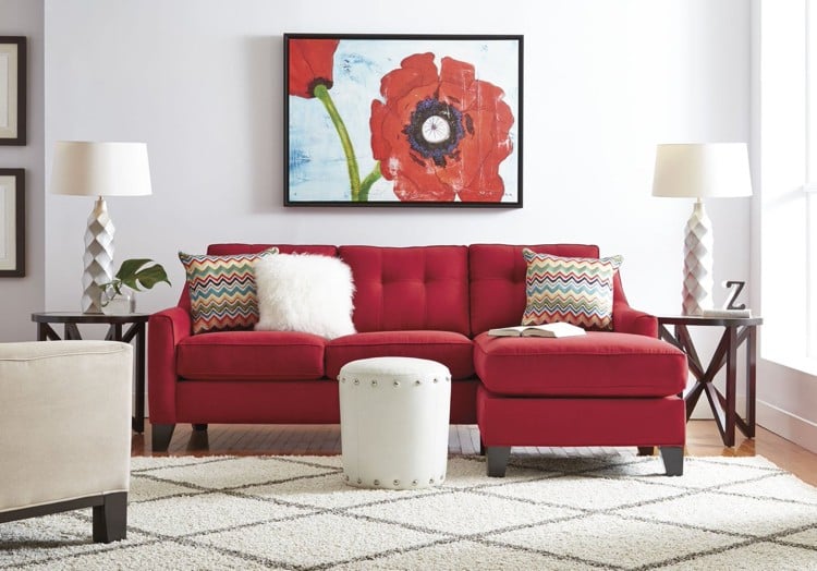 rote-couch-holzboden-creme-teppich-wandbild-mohnblume