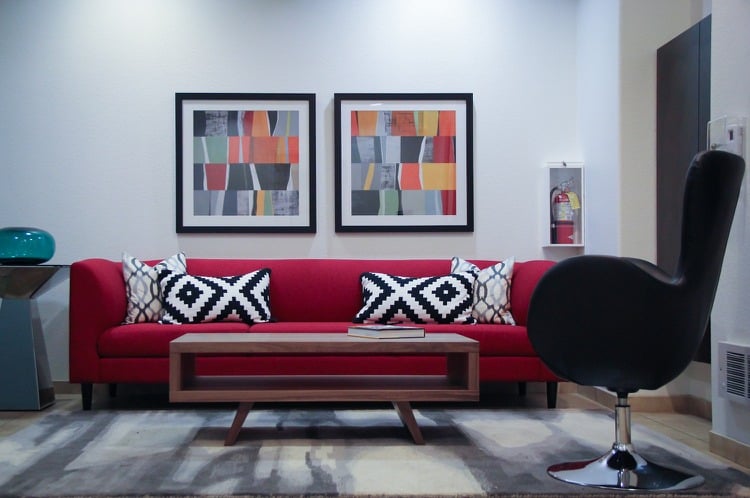 rote-couch-kissen-schwarz-weiss-teppich-grau-abstrakt