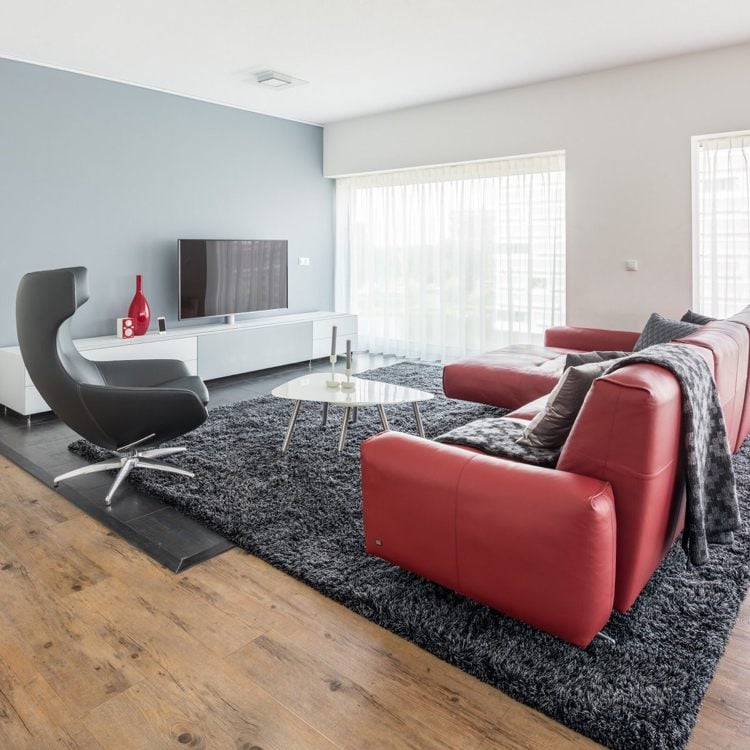 Rote Couch leder-wohnzimmer-steingrau-wandfarbe-anthrazit-teppich-holzboden