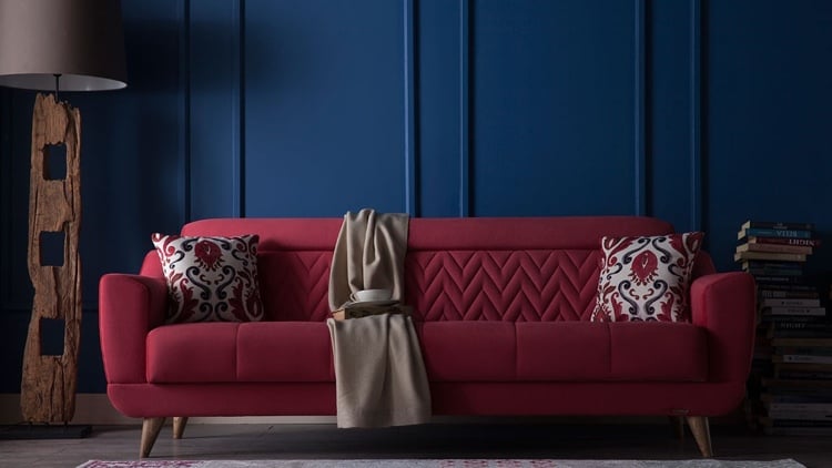 Rote Couch wandfarbe-marineblau-kissen-gemustert-weiss