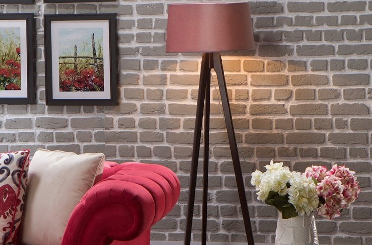 Rote Couch -wandgestaltung-ziegel-grau-dekoration-mohnblumen-motiv