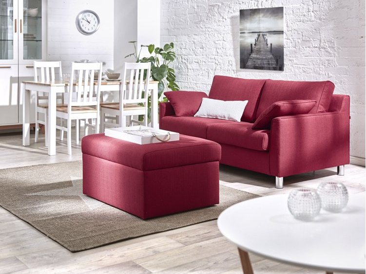 rote-couch-weiss-verputzte-wand-essbereich-naturfaserteppich