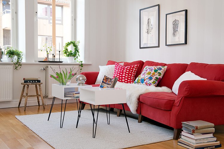 rote couch wohnzimmer-skandinavisch-weisse-wandfarbe-teppich