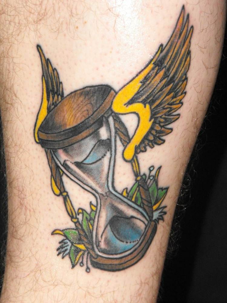 sanduhr-tattoo-fluegel-gelb-federn-zeit-verfliegt