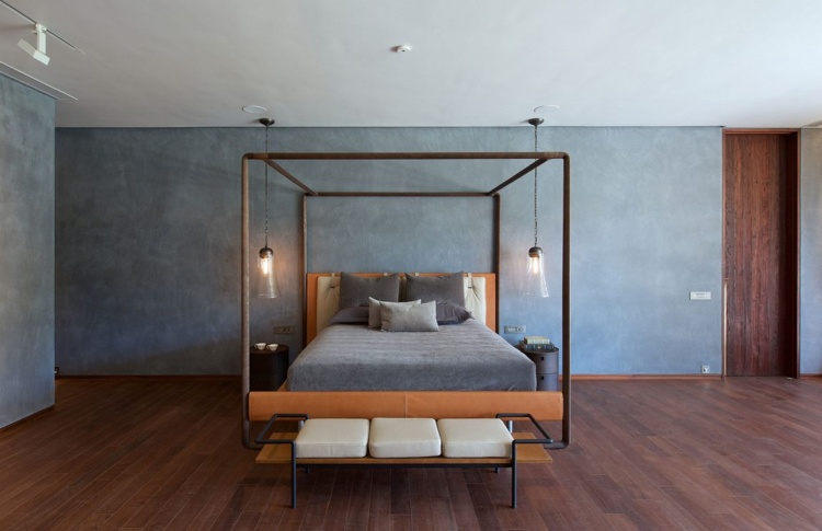 schlafzimmer-wandgestaltung-betonoptik-himmelbett-holzboden