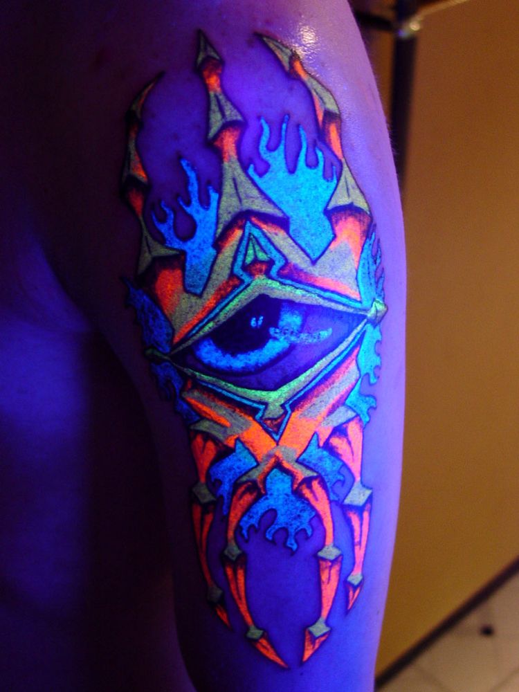 schwarzlicht-tattoo-farbe-auge-leuchtend-arm-oberarm