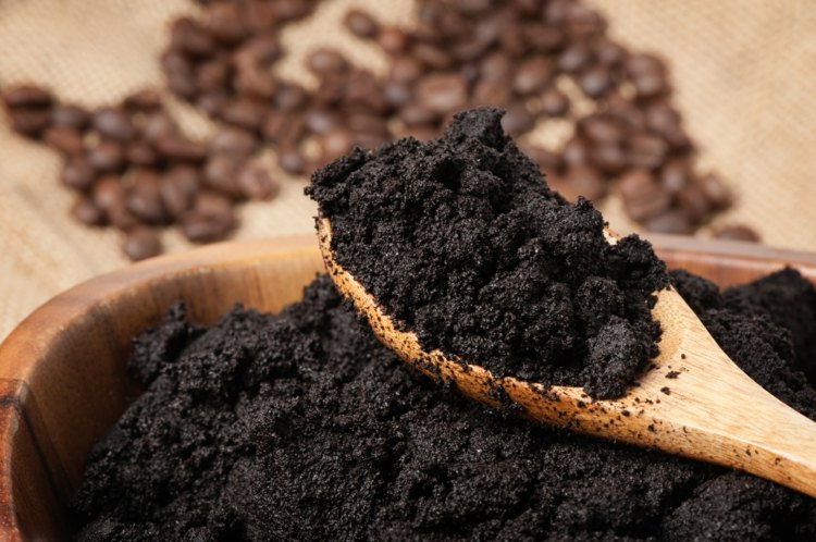 schöner garten kaffeesatz-erde-mischen-nährstoffe-dünger