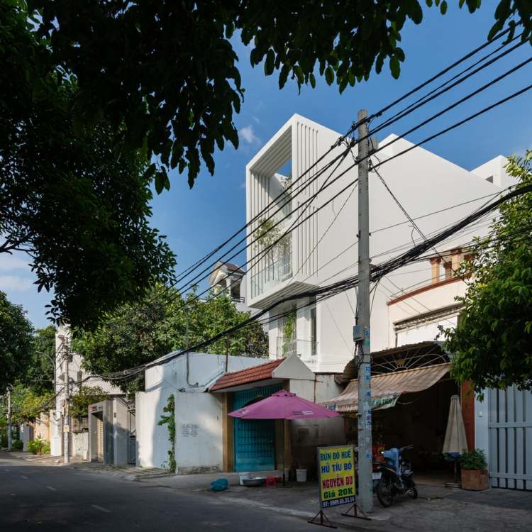 sonnenschutz-ideen-fassade-vietnam-weiss-grossstadt-architektur