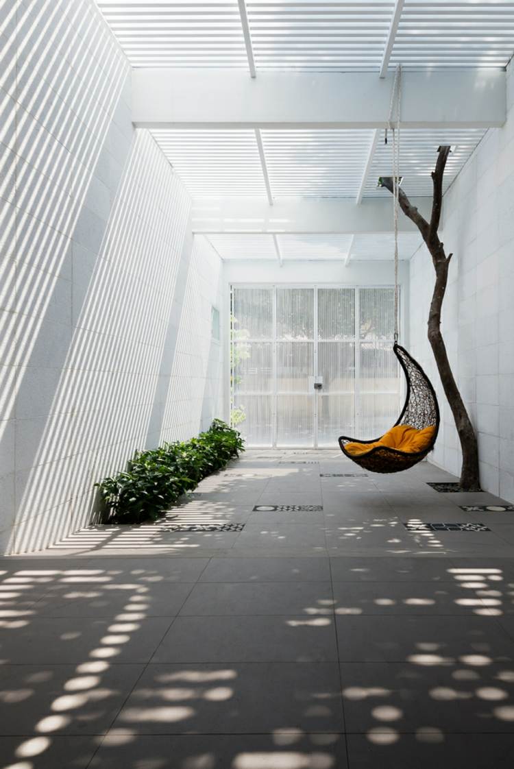 sonnenschutz-ideen-lounge-schaukel-modern-beton-weiss-waende