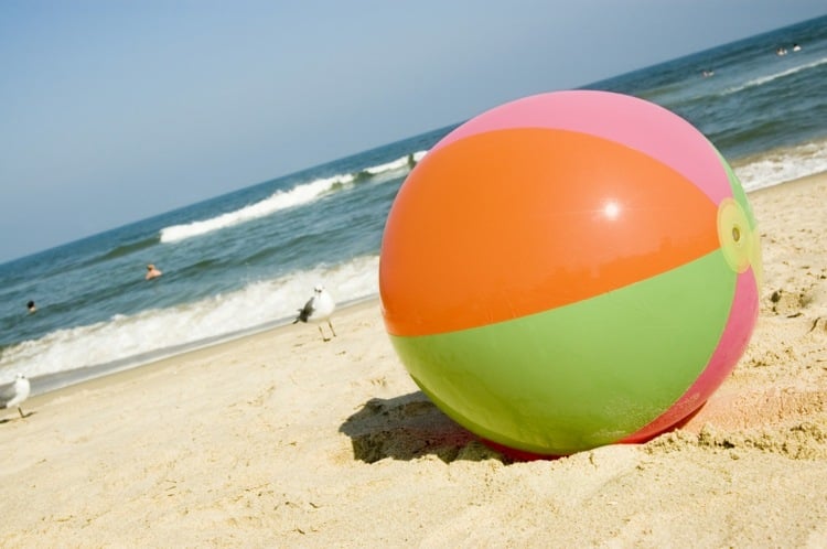 spiele am strand aufblasbar-ball-werfen-bunt-farben
